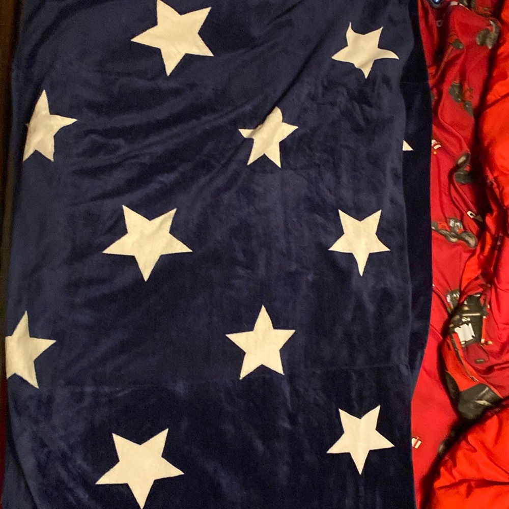 i’m selling a while body pillow case